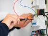 Kush është përgjegjës për matësin e energjisë elektrike në kantier apo në hyrje dhe e ndryshon atë?