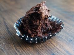 A mais deliciosa receita de cupcake de chocolate Receita de cupcake de chocolate sem creme